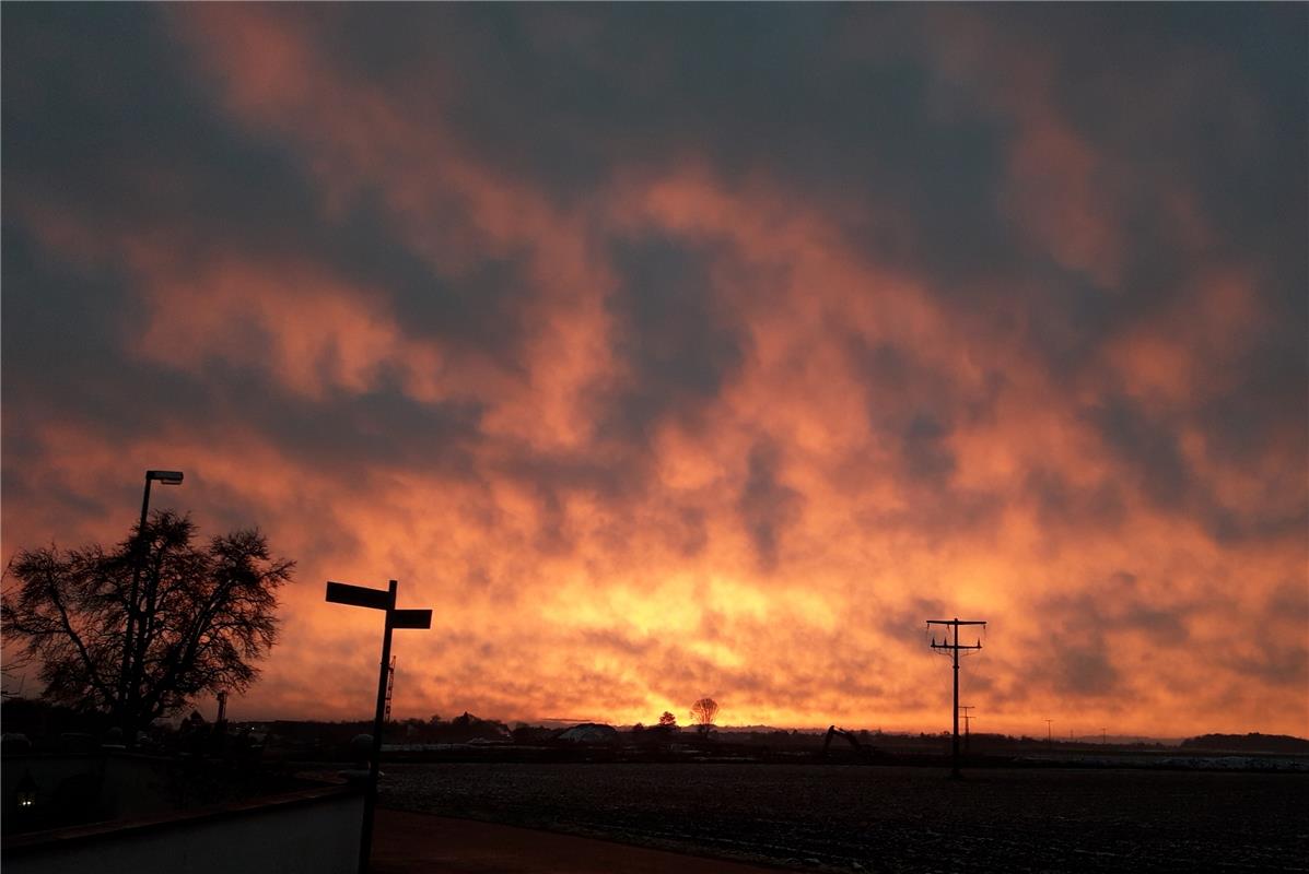 Abendstimmung über Nebringen, aufgenommen von Veronika Städtler . 