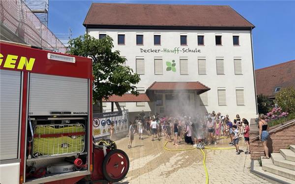 Abkühlung: Jettinger Feuerwehr löscht auch rauchende Köpfe
