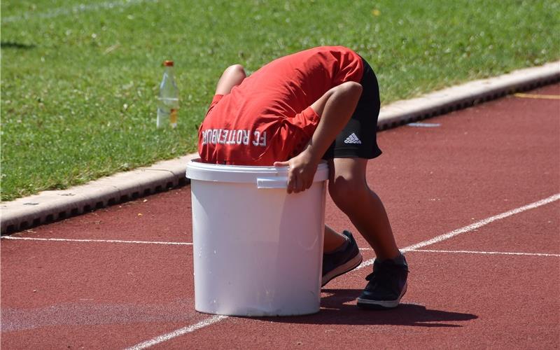 Abkühlung für den Körper ist in diesen Tagen beim Sport eine ausgezeichnete Idee. GB-Foto: Eibner/Kunze