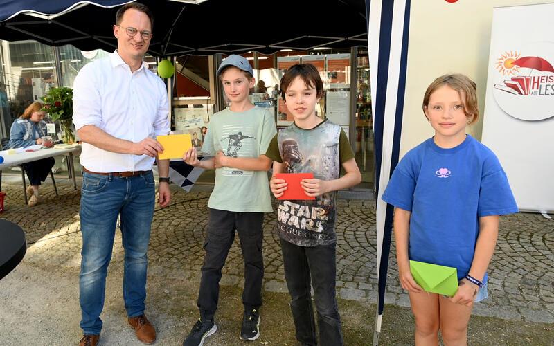 Abschluss der Aktion „Heiß auf Lesen“ an der Stadtbibliothek: Oberbürgermeister Nico Reith gratuliert den Meistlesern Lukas Langenberg (42 Bücher), Moritz Witke (18 Bücher) und Oleksandra Mala mit 22 Büchern (von links).GB-Foto: Holom