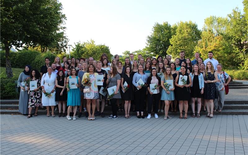 Fast alle Schüler können sich ihre Stelle aussuchen Absolventen der Abteilung Sozialpädagogik und Schulfremde freuen sich über ihr Examen GB-Foto: gb