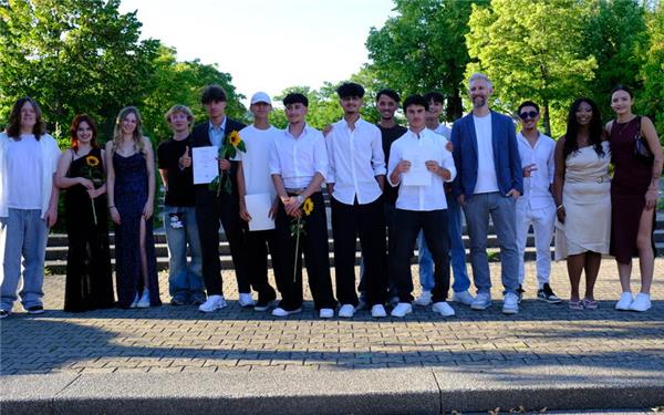 Absolventinnen und Absolventen der Klasse Avdual 3 mit ihrem Klassenlehrer Thomas Hirsch. GB-Foto: Lüftner