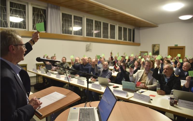 Abstimmung bei der Herbstsynode des evangelischen Kirchenbezirks Herrenberg im Gemeindehaus unter der Regie von Dekan Eberhard Feucht (links), der für den erkrankten Vorsitzenden einsprang. GB-Foto: Reichert