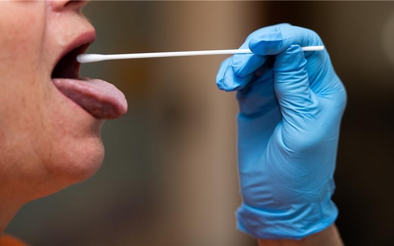 Patienten ohne Corona-Infektion Abstrich für den Corona-Test