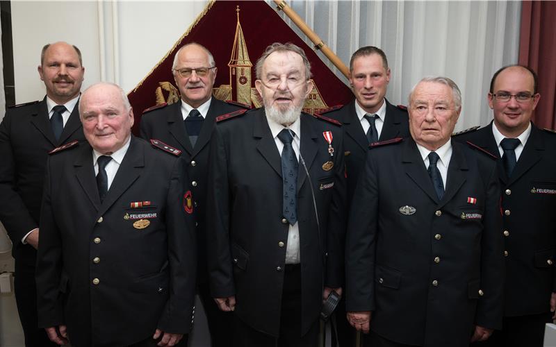 Abteilungskommandant Marc Heininger (von links) ehrt Hermann Kohler, Helmut Rau, Hermann Haupt, Markus Eipperle und Heinz Eipperle für langjährige Mitgliedschaft. Mit dabei auch Stabsstellenleiter Florian König. GB-Foto: Schmidt