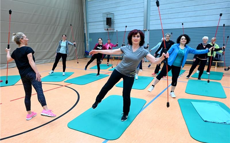 Abteilungsleiterin Regine Schimpf (vorne Mitte): „Wir haben auch schon mal Sport mit Putzbesen gemacht.“GB-Foto: Holom