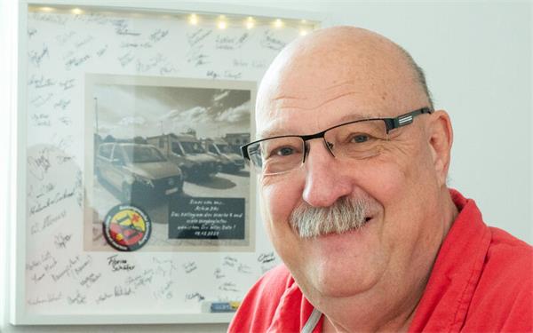 Achim Här fährt auch als Rentner weiter Einsätze. Im Hintergrund das Abschiedsgeschenk von seinen Kollegen. GB-Foto: Vecsey