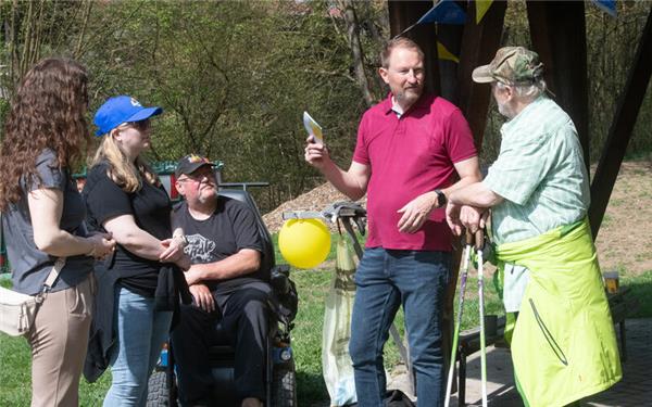 Achim Höckh (Zweiter von rechts) freut sich, dass seine Aktion in Reusten angenommen wird. GB-Foto: Schmidt
