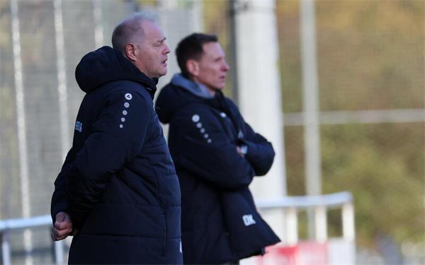 Achim Leber (links, mit Oliver Kugel): VfL-Trainer können mit der bisherigen Bilanz zufrieden sein. GB-Foto: Eibner/Herweg