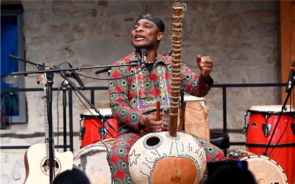 Adjiri Odametey riss an der Kora musikalische Barrieren nieder. GB-Foto: Holom