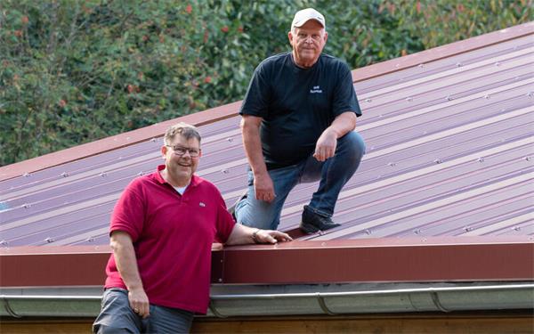 Adrian Pflieger (links) und Rolf Schmidt präsentieren das sanierte Dach des Öschelbronner Schützenhauses. GB-Foto: Vecsey