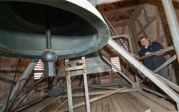 Adrian Pflieger zeigte den Gästen die Glocken, in der Mitte die Güldenglocke, die zweitgrößte Glocke im Kirchenbezirk. GB-Foto: Vecsey