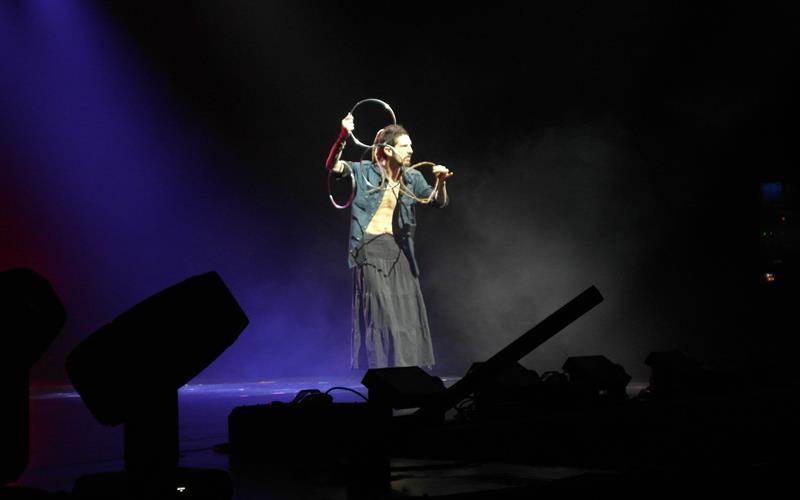 Ästhetisch inszenierte Kunststücke mit Metallringen präsentiert der Spanier Juan Colas auf der Bühne. GB-Foto: Staber