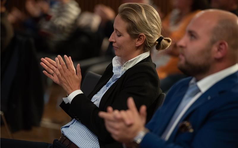 Markus Frohnmaier soll AfD-Spitzenkandidat bei der Landtagswahl werden AfD-Bürgerdialog in der Herrenberger Stadthalle im Jahr 2020: Alice Weidel mit Markus Frohnmaier. GB-Foto (Archiv): Vecsey