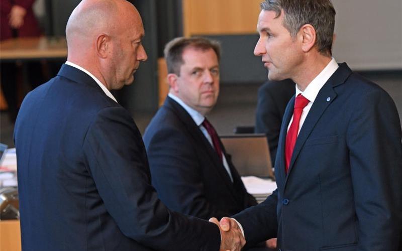 AfD-Fraktionschef Björn Höcke (r.) gratuliert dem neuen Thüringer Ministerpräsidenten Thomas Kemmerich (FDP). Foto: Martin Schutt/dpa-Zentralbild/dpa