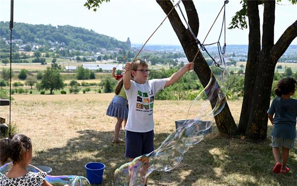 Affstätter Sommerfest auf dem Rötelesberg: Ob es die Monster-Seifenblasen bis nach Herrenberg schaffen? GB-Foto: Holom