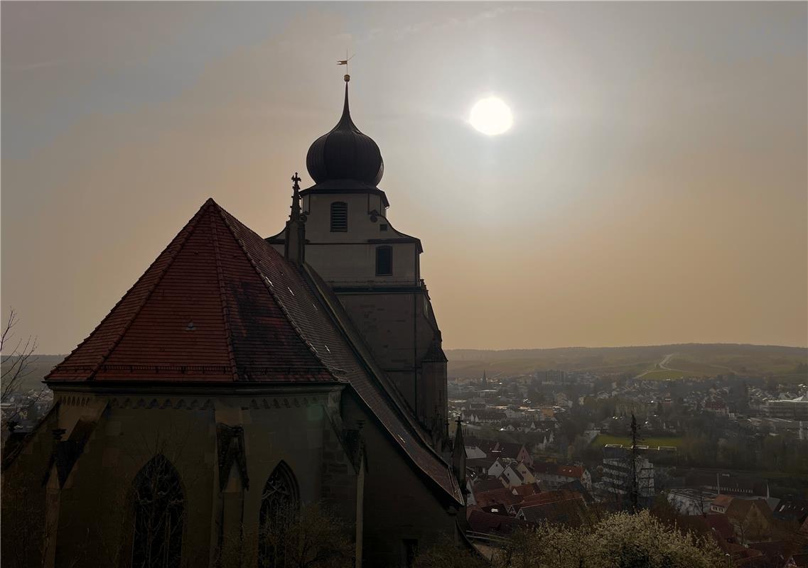 Afrikanische Abendstimmung ganz ohne Fernreise: Herrenberg im Saharastaub am Kar...