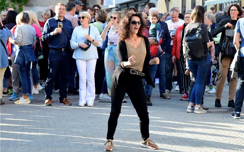 After-Work-Party in der Altstadt: Sich begegnen, tanzen und essen nach der Arbeit.GB-Foto: Holom