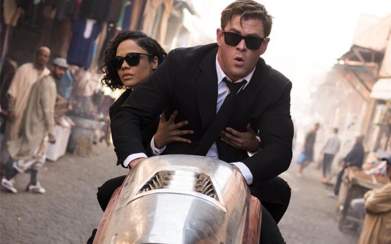 „Men in Black“: Frischzellenkur für den Science-Fiction-Spaß Agentin M (Tessa Thompson) und Agent H (Chris Hemsworth) geben Gas. Foto: Sony Pictures Entertainment Deutschland