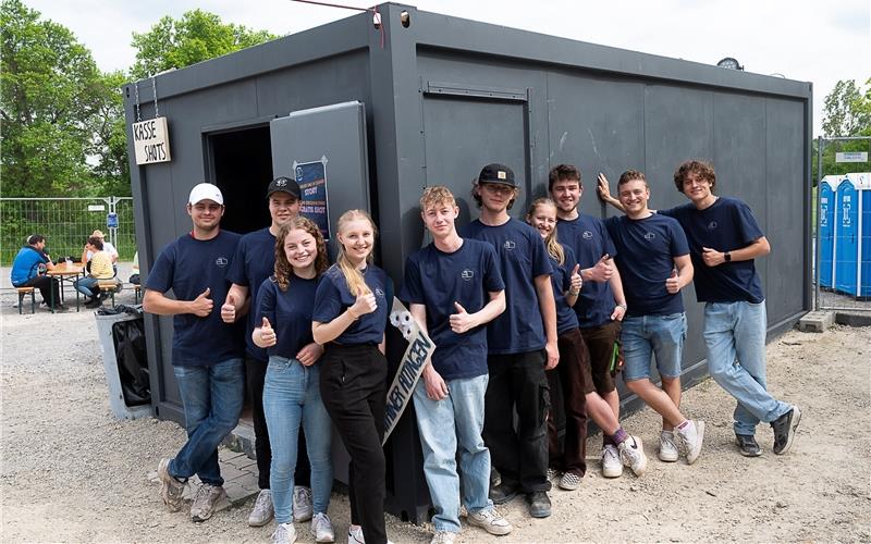 Aktive Mitglieder des Jugendcontainers Altingen bei dessen Einweihung. GB-Foto: Schmidt