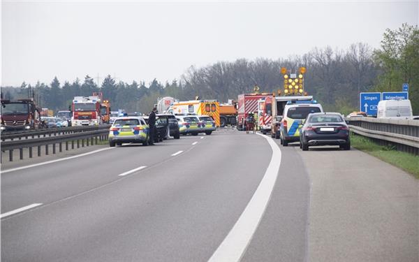Unfall in Sindelfingen: Reifen unterschiedlicher Größe montiert – Auto  landet in Zaun - Böblingen