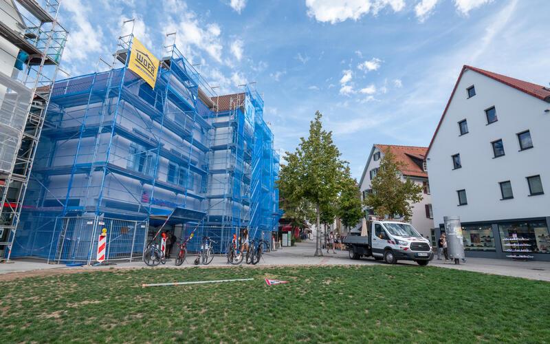 Aktuell saniert die Kreissparkasse ihre Fassade am Bronntor – der so genannte Rose-Platz davor soll auch eine Aufwertung erfahren. Manchem Stadtrat liegen die Kosten hierfür zu hoch. GB-Foto: Vecsey
