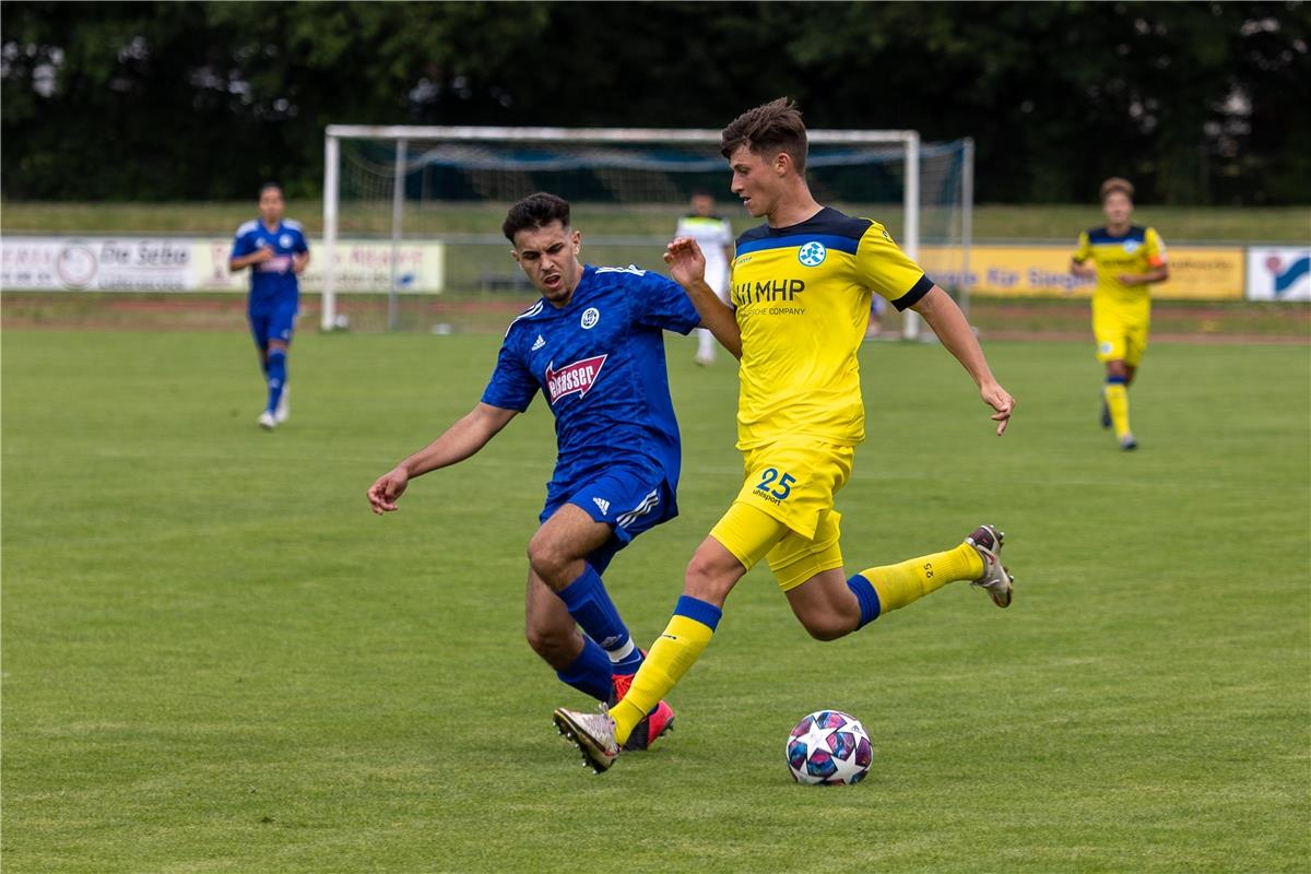 Alban Dodoli (VfL Sindelfingen #02) und Paul Polauke (SV Stuttgarter Kickers #25...