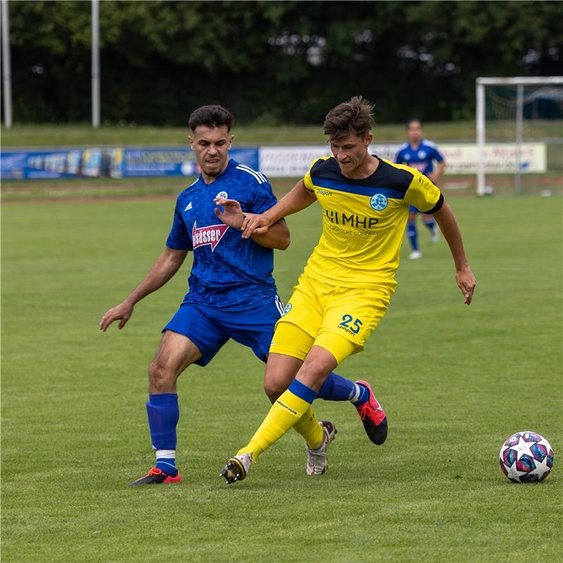 Alban Dodoli (VfL Sindelfingen #02) und Paul Polauke (SV Stuttgarter Kickers #25...