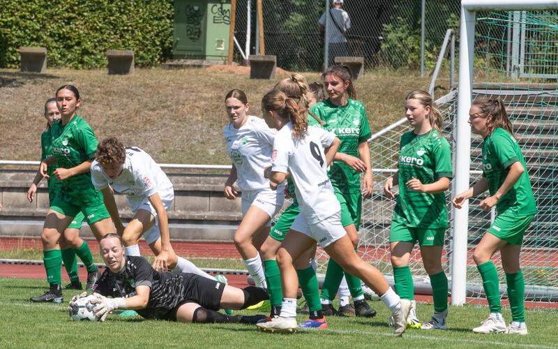 Alberweilers Torfrau sichert im Duell gegen den VfL Herrenberg (weiß) unter Bedrängnis den Ball. GB-Foto: Schmidt