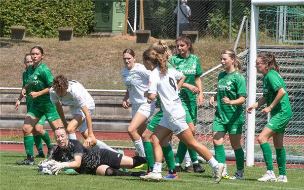 Alberweilers Torfrau sichert im Duell gegen den VfL Herrenberg (weiß) unter Bedrängnis den Ball. GB-Foto: Schmidt