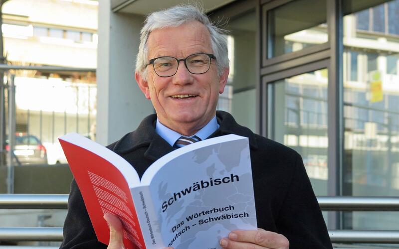 Albrecht Fetzer war 40 Jahre lang Pfarrer in verschiedenen Regionen, in denen er die schwäbische Sprache akribisch analysierte. Zu welchen Erkenntnissen der Verfasser eines schwäbischen Wörterbuchs und eines Grammatikbuchs kam, ist teils sehr überraschend. Am Donnerstag tritt er in der Deckenpfronner Zehntscheuer auf.GB-Foto: gb