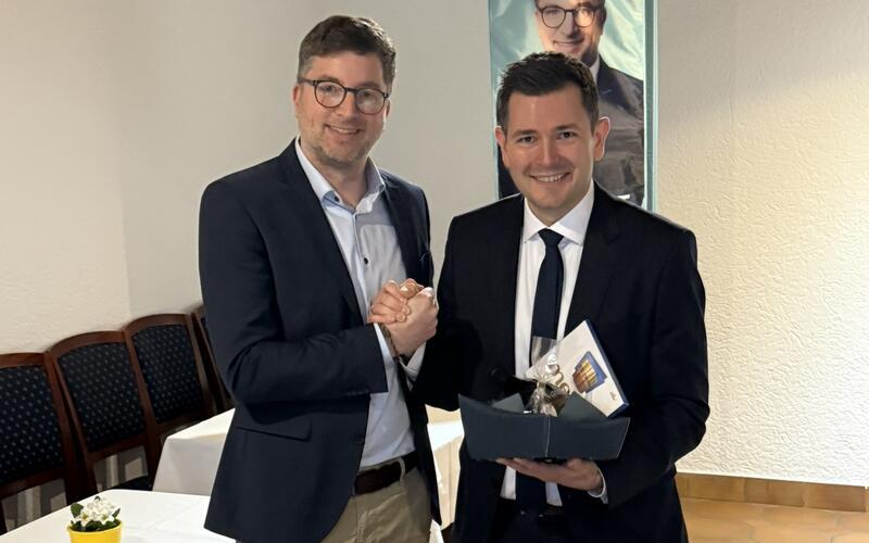 Albrecht Stickel (links) und CDU-Landesgeneralsekretär Tobias Vogt im Wahlkampf im Gültsteiner Sportheim. GB-Foto: Holzapfel