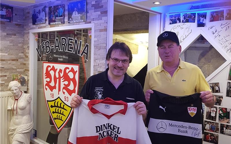 Spendensumme knackt 100000-Euro-Marke Alex Efstathiou (links) und Karl Paul, beides erfahrene Spendensammler, versteigern für die „Gäubote“-Weihnachtsaktion VfB-Trikots GB-Foto: gb