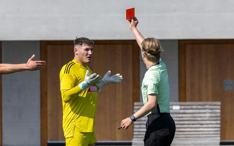Alexander Bachmann sieht die Rote Karte. GB-Foto: Eibner/Drofitsch