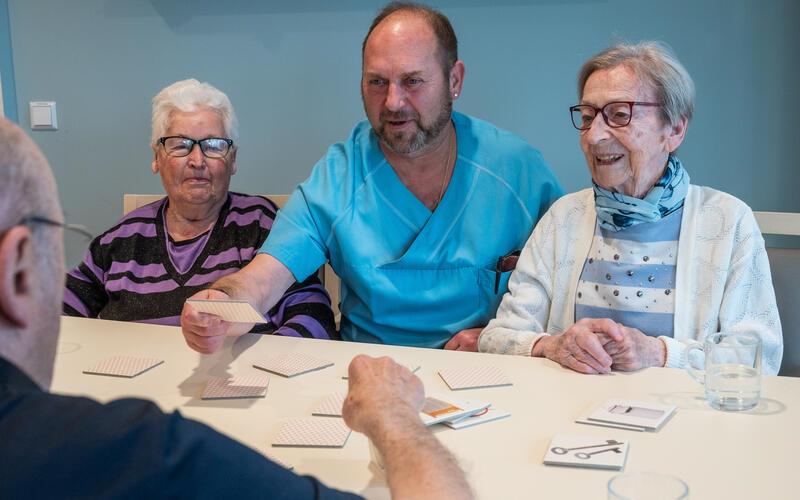 Alexander Dadiras spielt hier Memory mit Senioren. GB-Foto: Schmidt