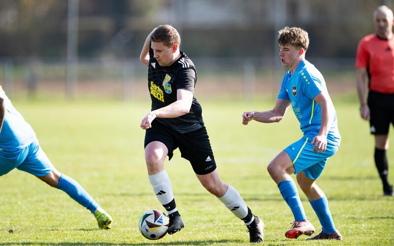 Alexander Norz traf (am Ball) zweimal für Poltringen/Pfäffingen. GB-Foto: Eibner/Ulmer