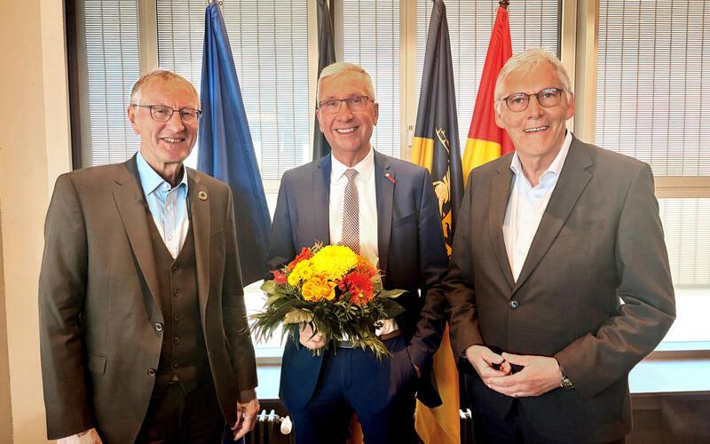 Alexander Schmidtke (Mitte) wurde von den beiden Landräten Roland Bernhard (links) und Helmut Riegger mit Blumen beschenkt. GB-Foto: gb
