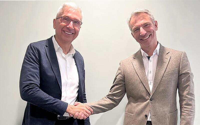 Alexander Schmidtke (links) begrüßt den neuen Chefarzt. GB-Foto: Klinikverbund