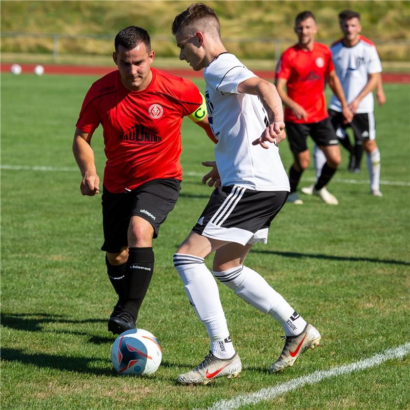 Alexander Sopelnik (Spvgg Trossingen #17) und Philipp Horny (FC Gaertringen #22)...