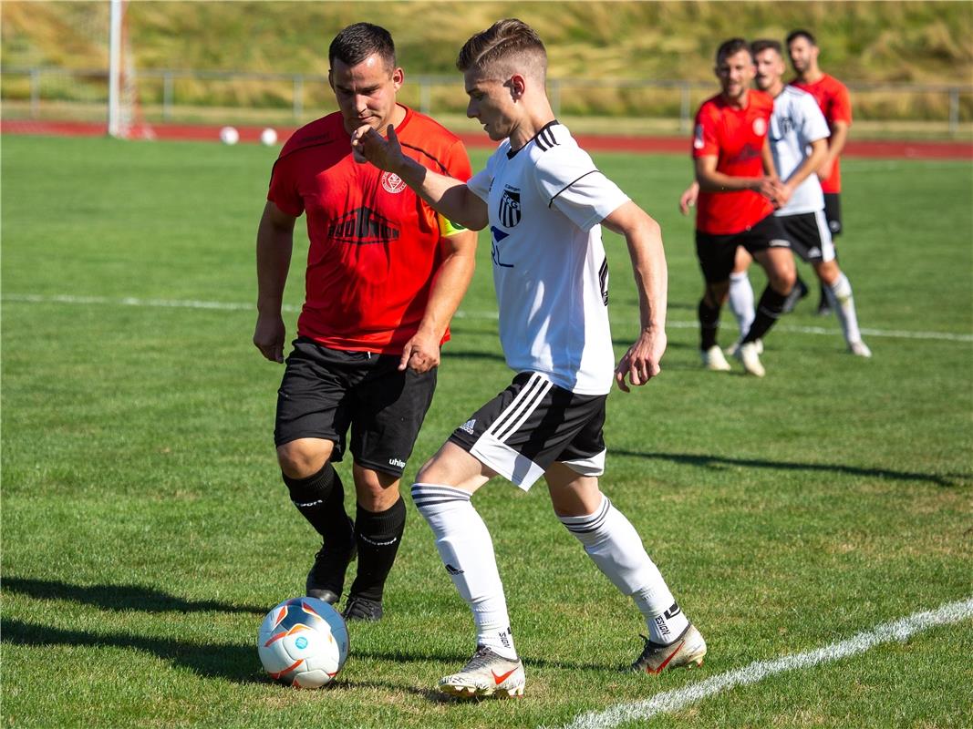 Alexander Sopelnik (Spvgg Trossingen #17) und Philipp Horny (FC Gaertringen #22)...