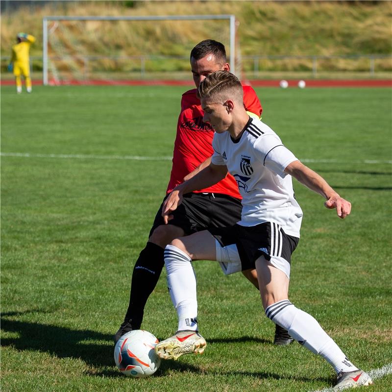 Alexander Sopelnik (Spvgg Trossingen #17) und Philipp Horny (FC Gaertringen #22)...