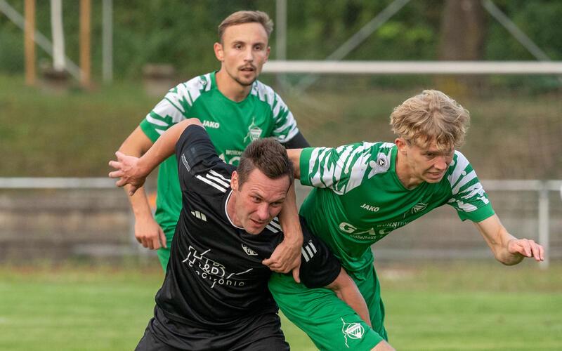 Alexander Wetsch (links, im Zweikampf mit Herrenbergs Maxime Andritschke) hängt sich in jeden Zweikampf rein. GB-Foto: Vecsey