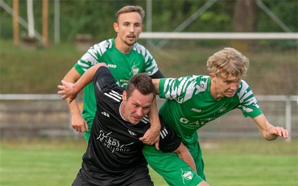 Alexander Wetsch (links, im Zweikampf mit Herrenbergs Maxime Andritschke) hängt sich in jeden Zweikampf rein. GB-Foto: Vecsey