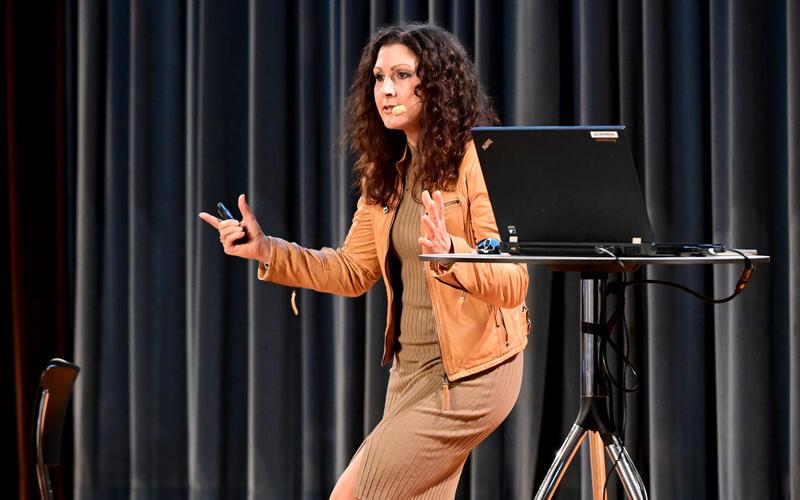 Alexandra Raible (hier bei einer Veranstaltung in der Stadthalle) ist Projektleiterin für das Herrenberger Stadtjubiläum.GB-Foto (Archiv): Holom
