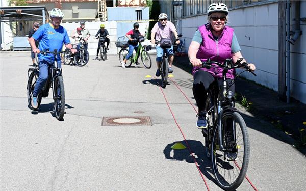 Alfred Dengler (vorne links) leitete das Sicherheitstraining. GB-Foto: Holom