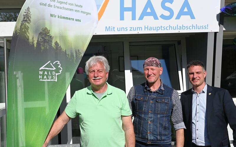 Alfred Schmid (von links), der Vorsitzende des  Hasa-Fördervereins, der bisherige Leiter Ralf Kienzle und Philipp Löffler, Geschäftsführer der Waldhaus Jugendhilfe GmbH, präsentierten beim Tag der offenen Tür im Hasa-Schulgebäude in Sindelfingen den Übergang der  Bildungseinrichtung vom Landkreis auf das Waldhaus. GB-Foto: Reichert