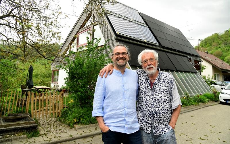 Alfred Steinki (links) und sein Vater Hans Bühler setzten früh schon auf regenerative Energien. GB-Foto: Holom