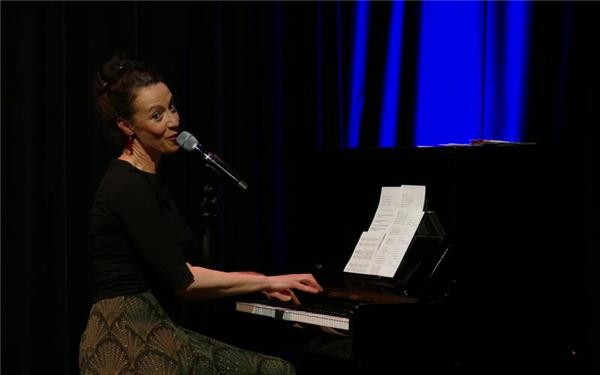 Alice Köfer überzeugte mit kreativen Einfällen, charmant-rasanter Präsentation und hoher Musikalität.  GB-Foto: Storost