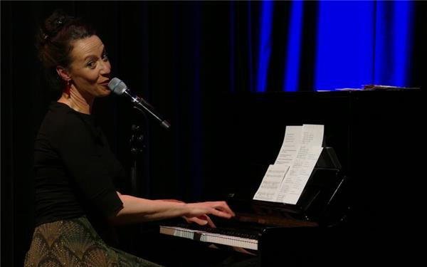 Alice Köfer überzeugte mit kreativen Einfällen, charmant-rasanter Präsentation und hoher Musikalität.  GB-Foto: Storost