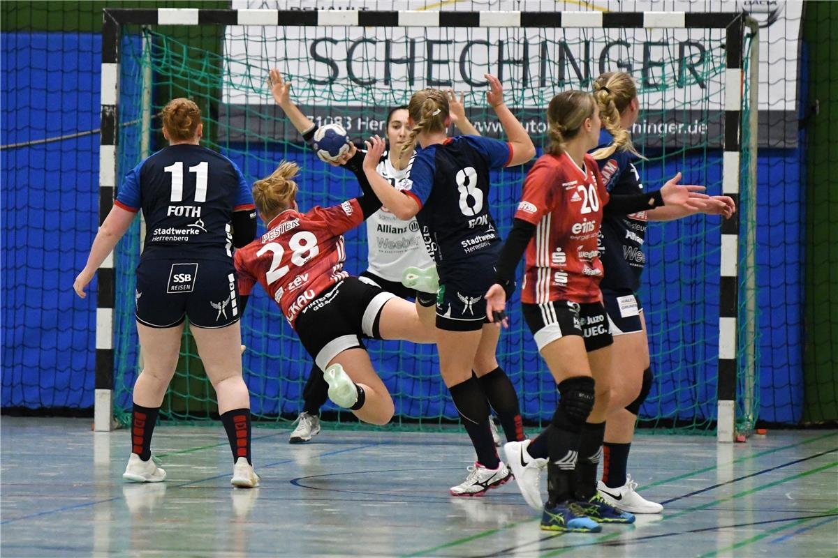 Alisa Pester (#28, BSV Sachsen Zwickau) im Duell mit Stefanie Schoeneberg (#2, S...